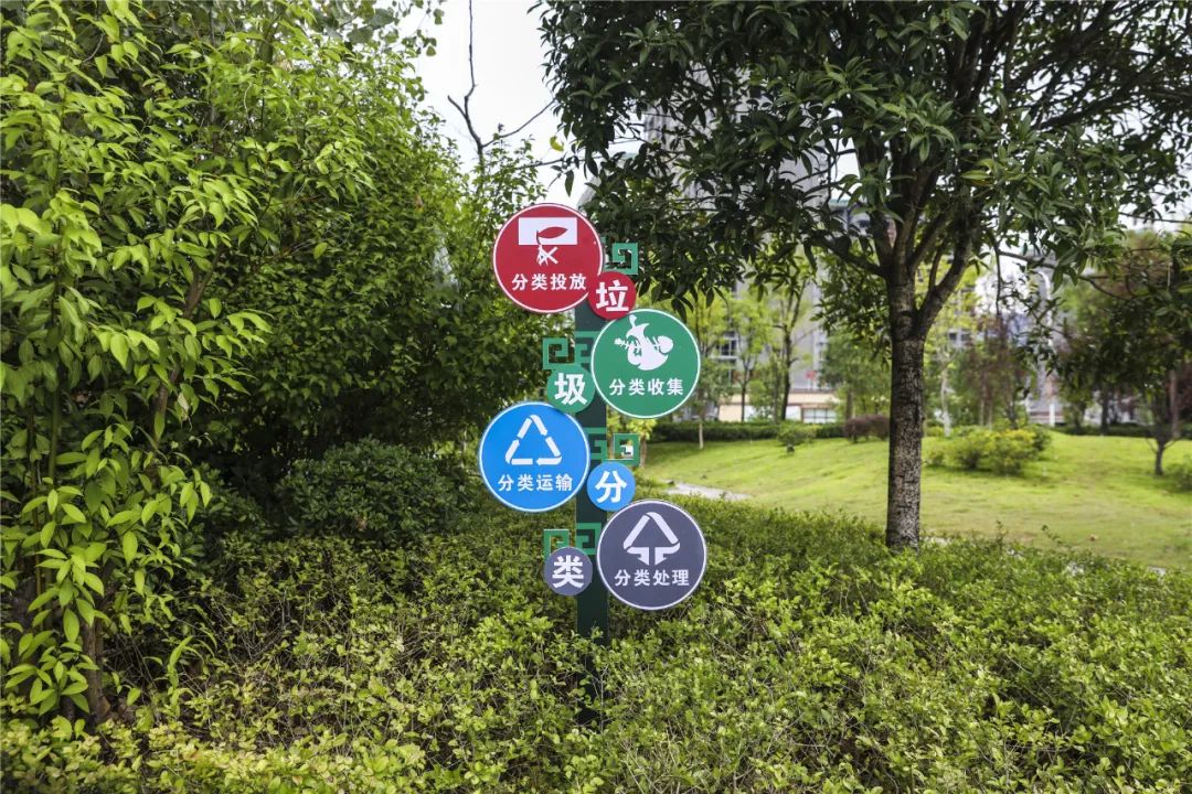垃圾分类宣传牌十分抢眼一块块花草,小动物造型的双桂湖国家湿地公园