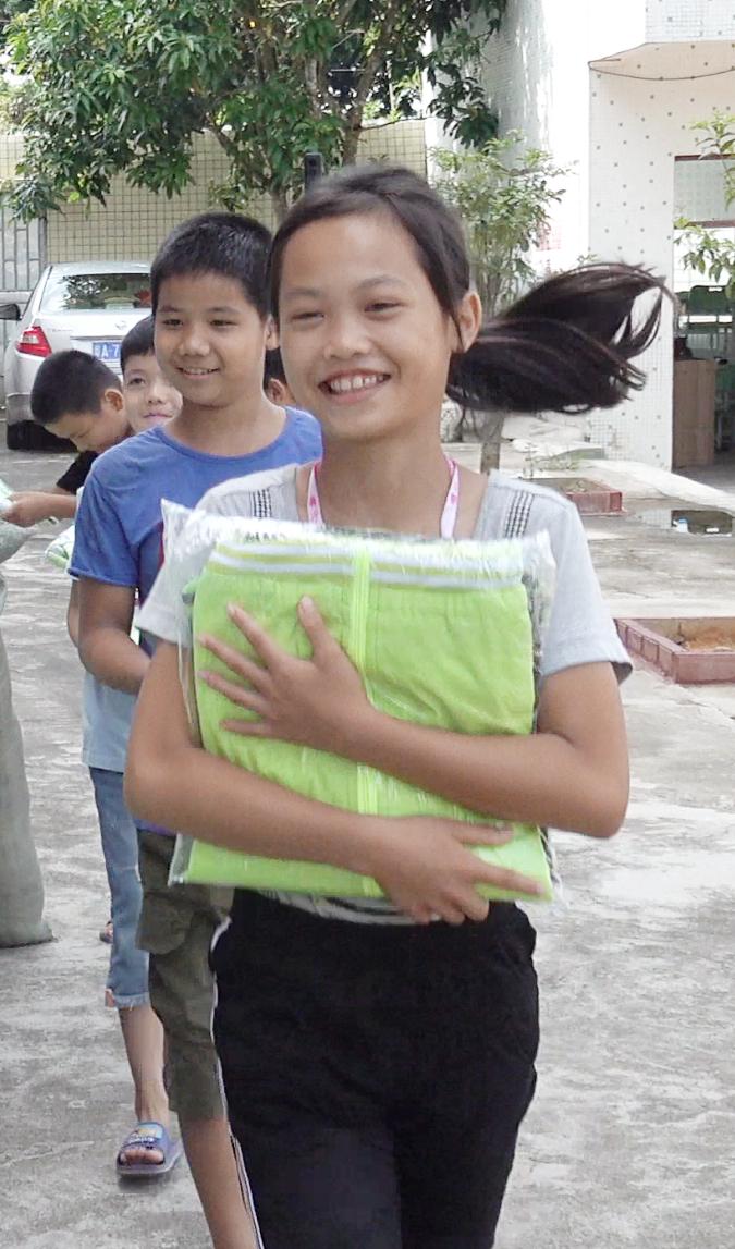 乐了笑了公居村的孩子都穿上广铁捐赠的校服了