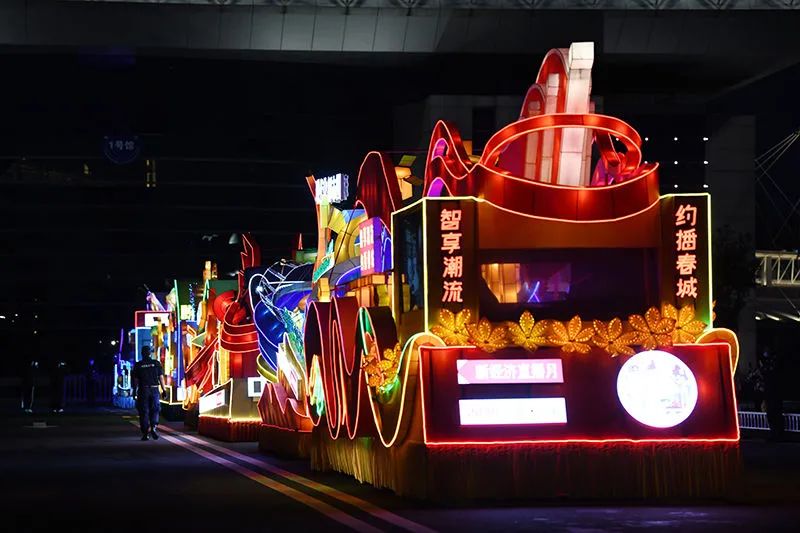 太美了七辆花车巡游长春点亮夜色