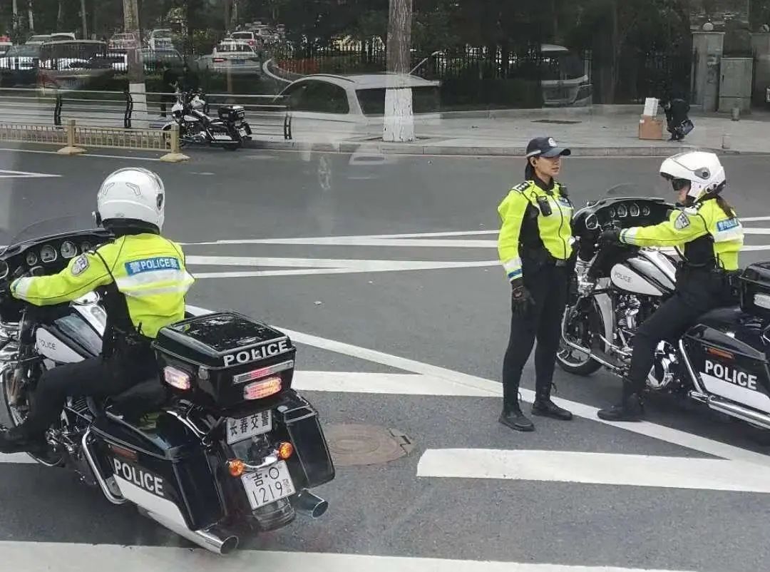 90后女交警骑摩托像刘雯，与AI做搭档全国第一人
