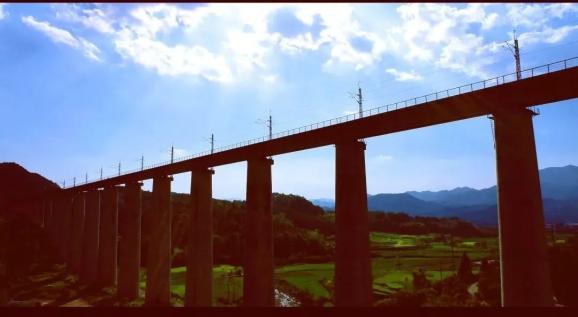 衢宁铁路建立在崇山峻岭中站房与青山绿水相依一座座站房仿佛点亮这条