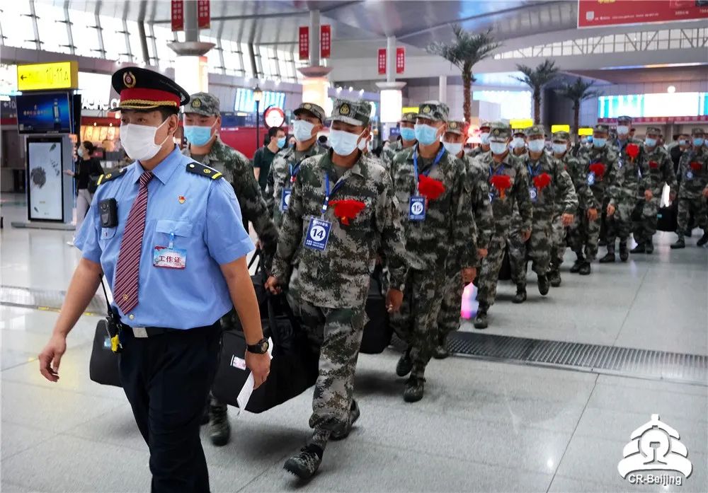 送新兵上高铁温暖兵哥哥的军旅第一站