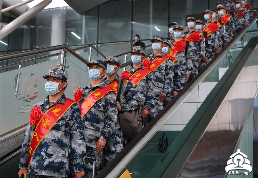 送新兵上高铁温暖兵哥哥的军旅第一站