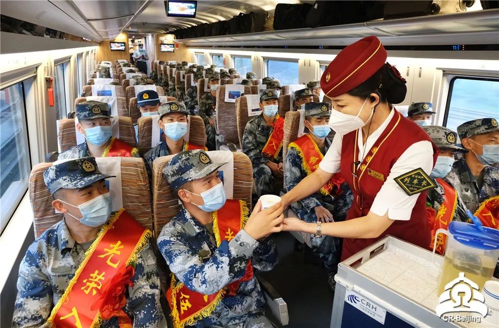 送新兵上高铁温暖兵哥哥的军旅第一站