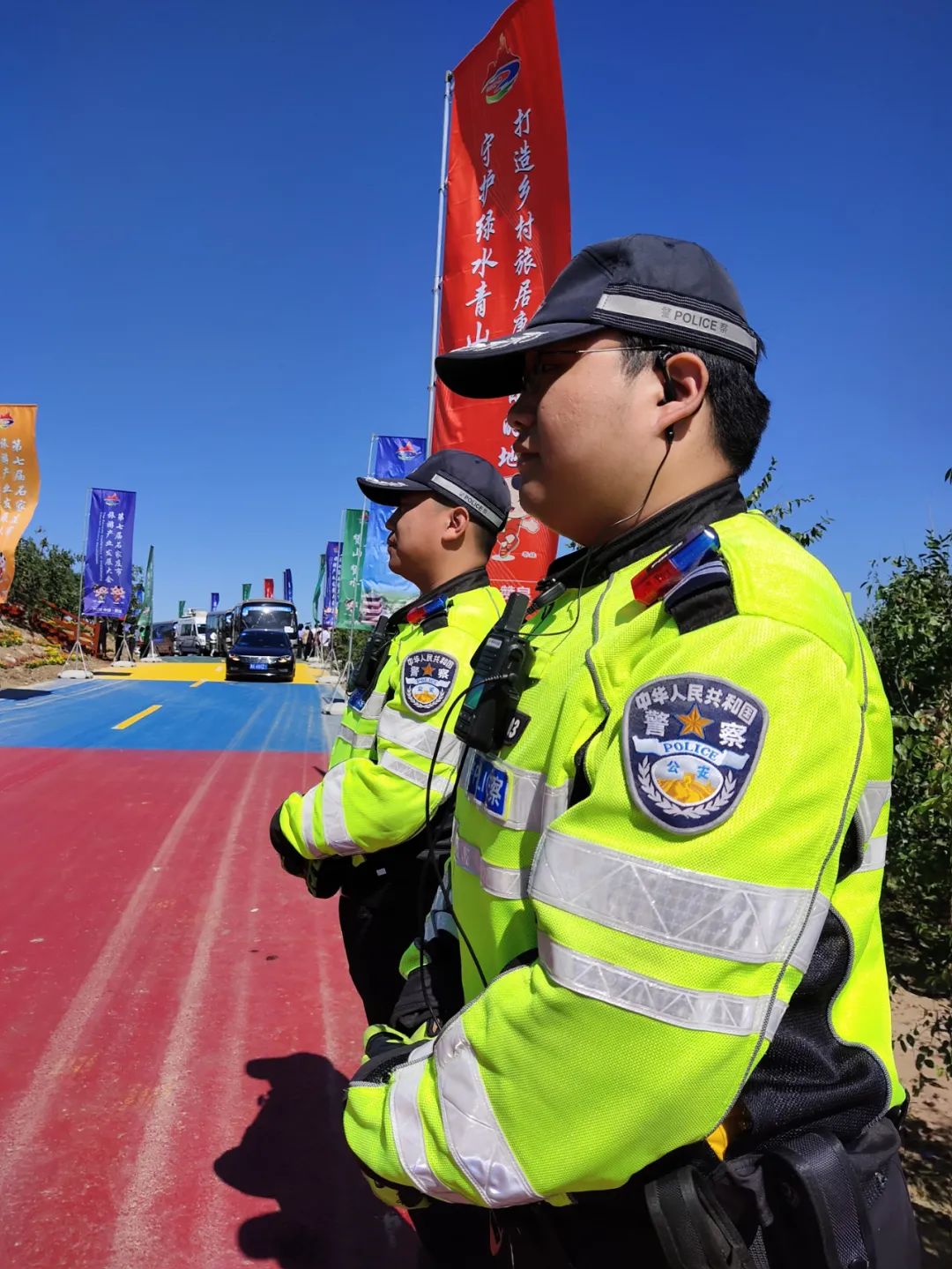 红绿灯下丨警徽闪耀大美赞皇山水美这道风警更美