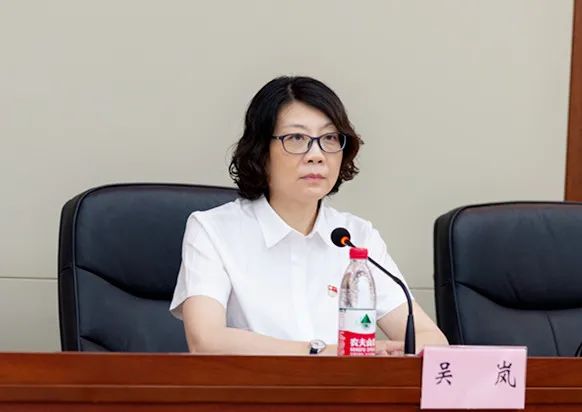 市法院党组书记,院长吴岚作表态发言,表示市法院将进一步统一思想