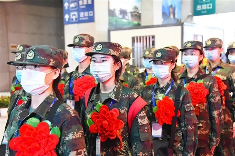 火箭军女新兵来啦开学住宿舍了