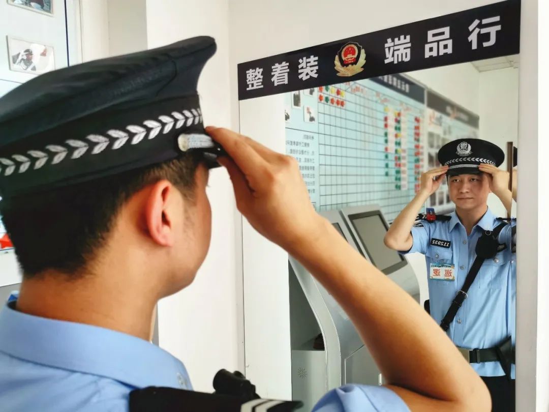 进入备勤办公室的干警,每天第一件事,就是从站在警容镜前开始,上岗