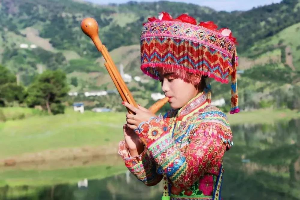 可以独奏,也可作为伴奏乐,在傈僳老艺人中还流传着用鼻孔吹奏葫芦笙的