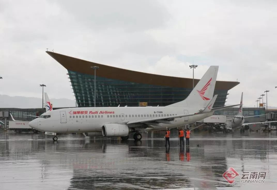 9月15日13时15分,瑞丽航空dr6509航班承载着一批抗疫物资从主运营基地