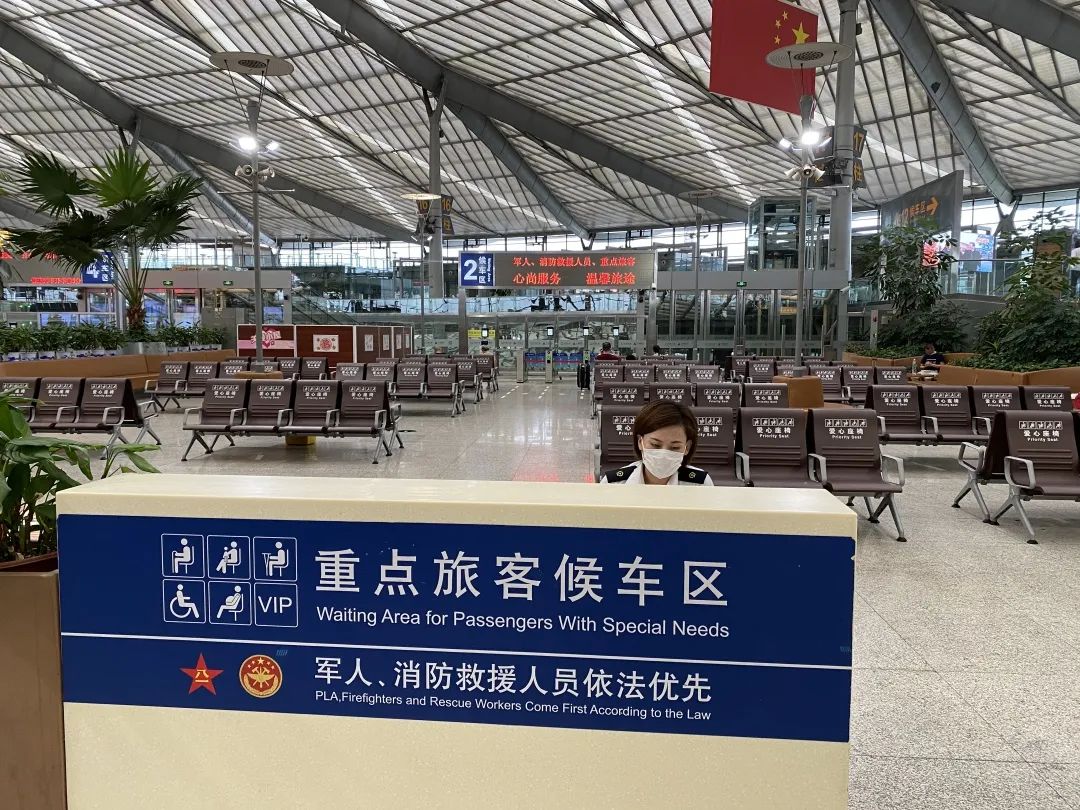 图|上海虹桥站,上海南站军人候车室军人服务专窗以下是车站设置的军人
