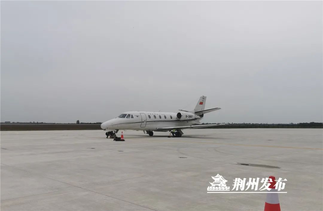 刚刚首架飞机降落荆州沙市机场附视频