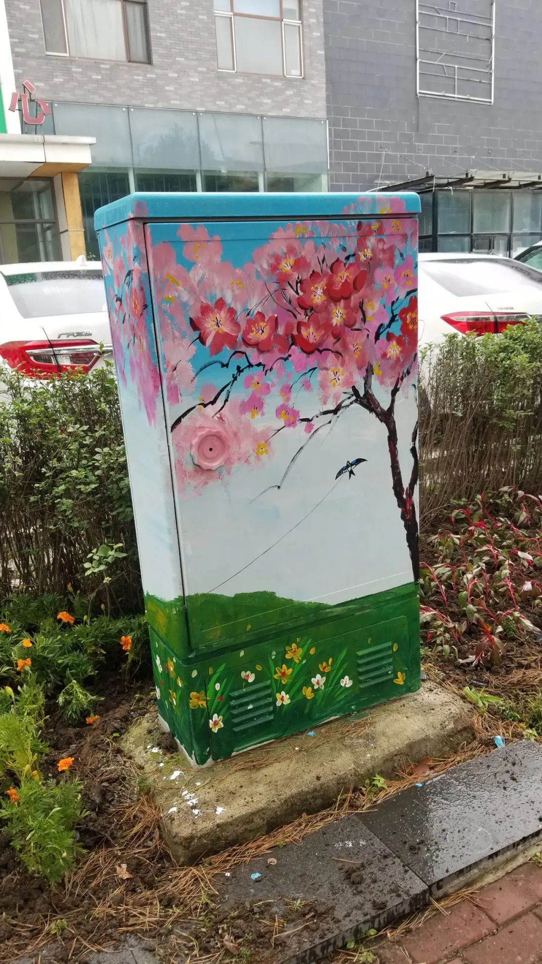 灰突突的,或者部分被贴上了小广告,很不美观,穿上精美彩绘的新衣后,整