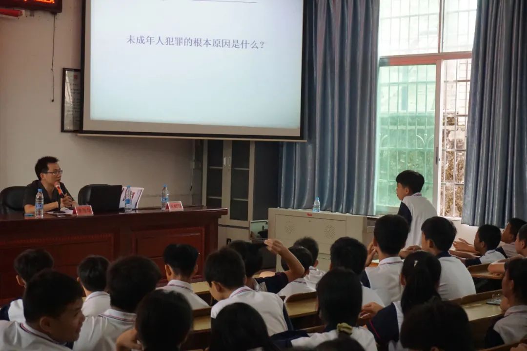 佛冈法院到迳头镇大陂中学开展民法典宣讲