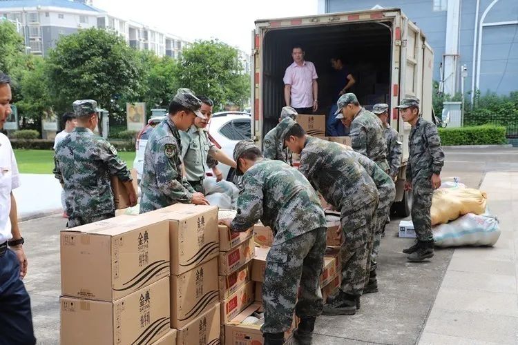 驻训部队集团军某军副军长邹美余,来宾军分区司令员高云安,县委书记