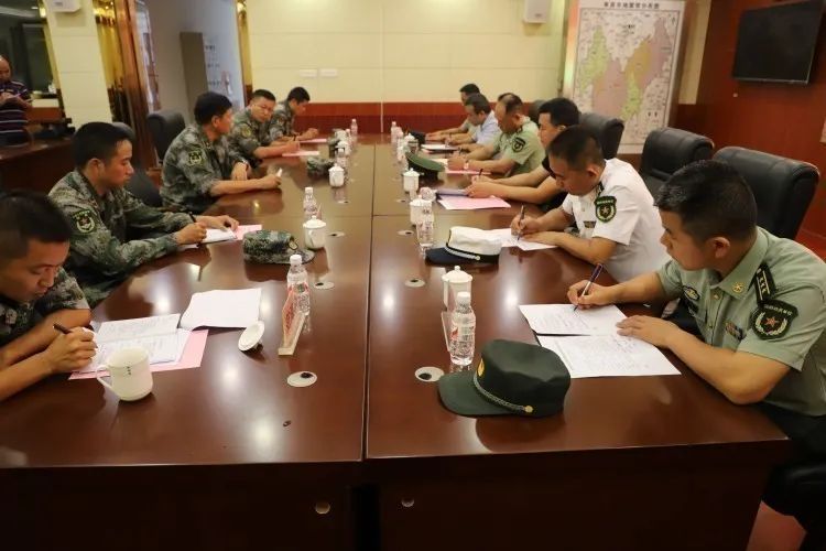 驻训部队集团军某军副军长邹美余,来宾军分区司令员高云安,县委书记