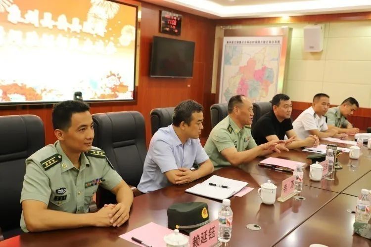 邹美余代表驻训部队,向象州县委县政府和广大人民群众支持部队,关怀