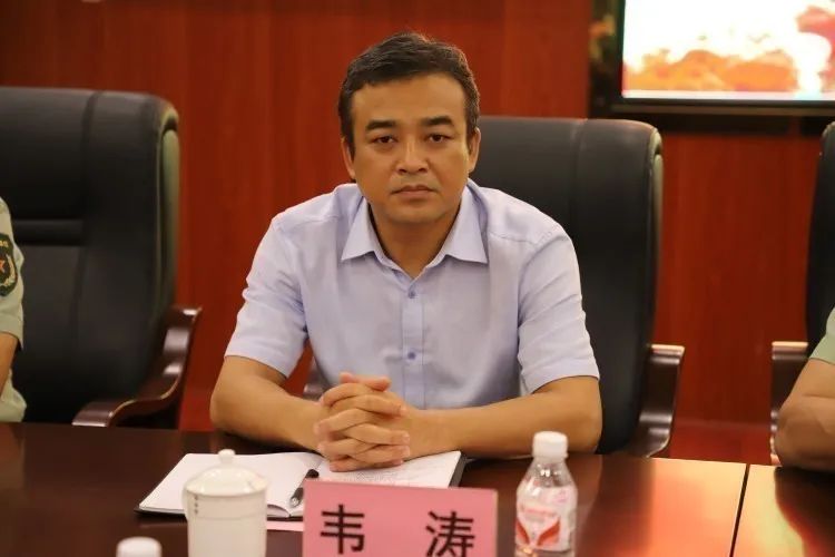 邹美余代表驻训部队,向象州县委县政府和广大人民群众支持部队,关怀