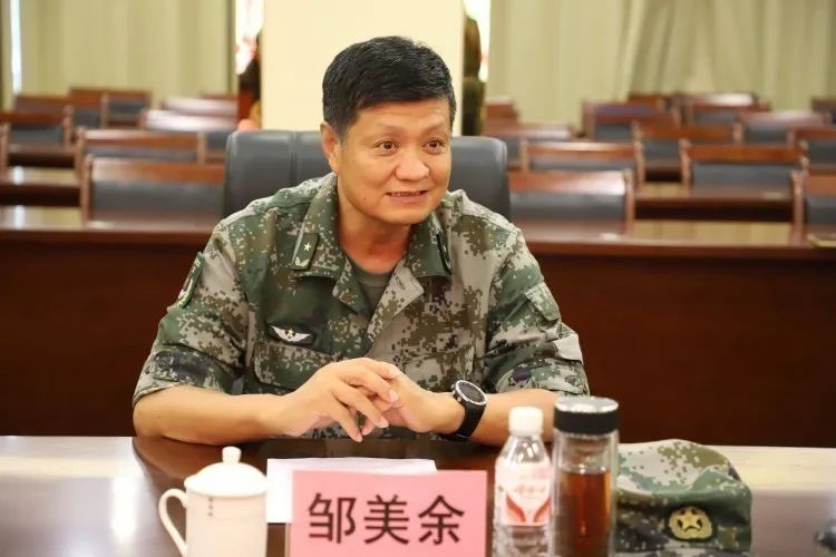 邹美余代表驻训部队,向象州县委县政府和广大人民群众支持部队,关怀