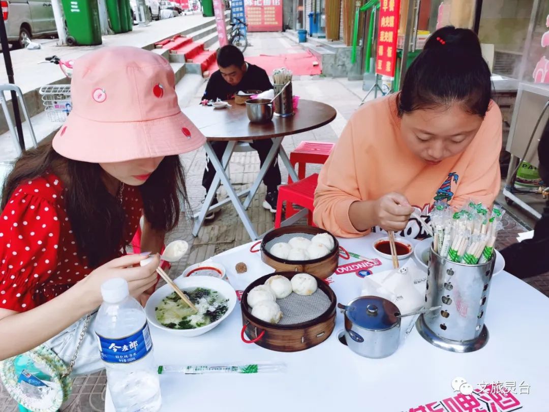 相约晨光早点见面热火朝天的灵台早餐市场