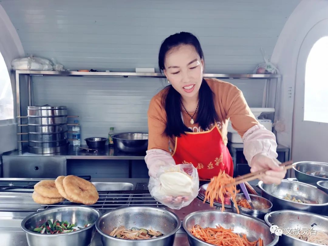 相约晨光早点见面热火朝天的灵台早餐市场