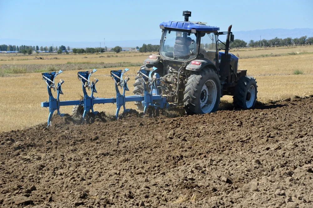 大马力农机唱主角巴里坤县30万亩农田秋翻作业正在进行时