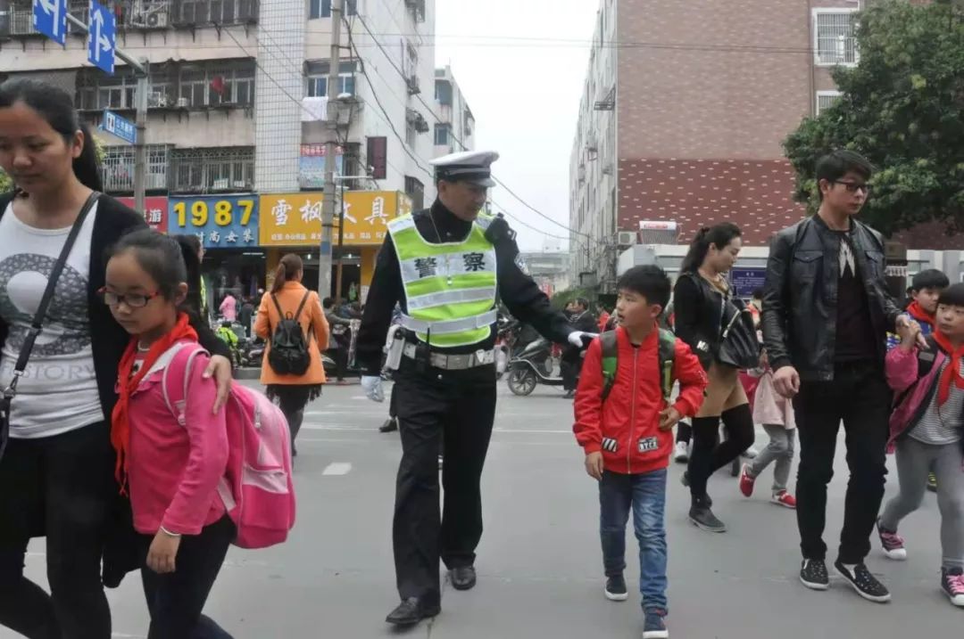 央视报道宿州这名交警用实际行动感动着很多人