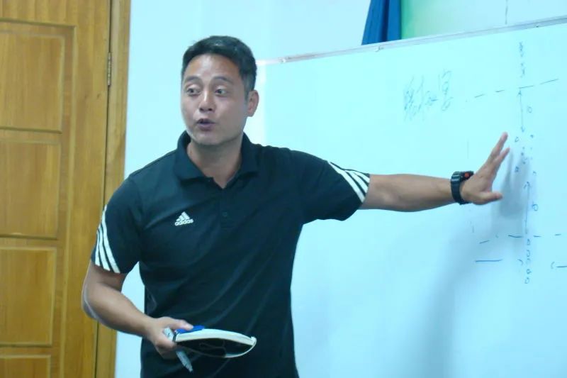 从初中第一次接触足球开始,周晓伟就渐渐喜欢上了这项运动,大学考入浙