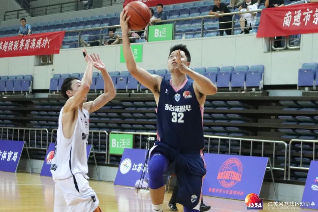 下半场,东台12号朱近丹远投三分破泰州联防,泰州55号许靖禹打成三加一