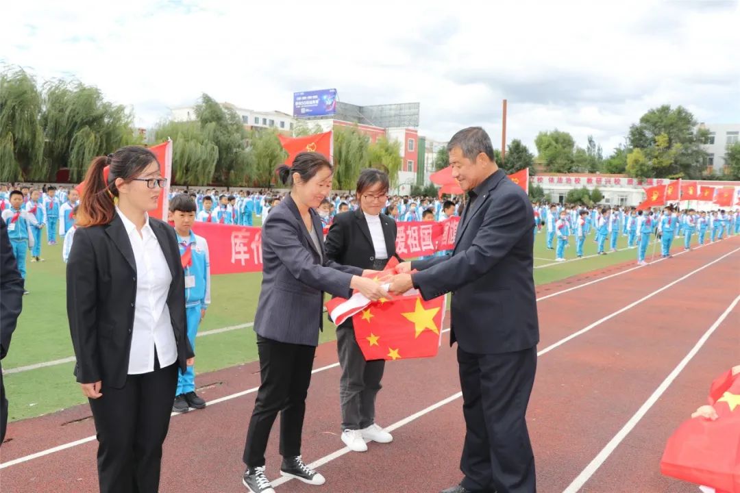 鑄牢中華民族共同體意識生命在國旗下成長青春在國旗下綻放