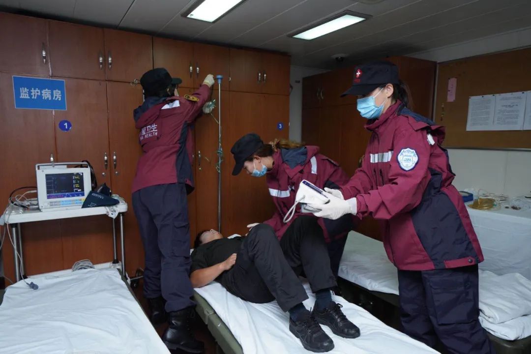 一艘大型邮轮在海上突遇强风之后