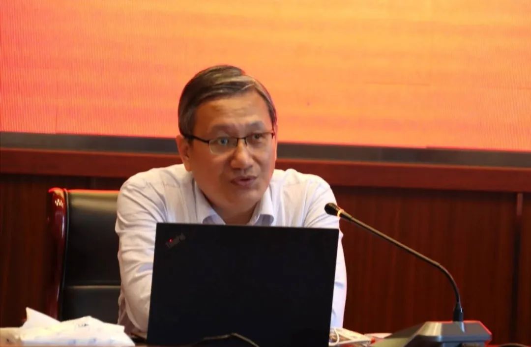 省司法厅普法与依法治理处副处长李传华作专题辅导培训班上,省司法厅