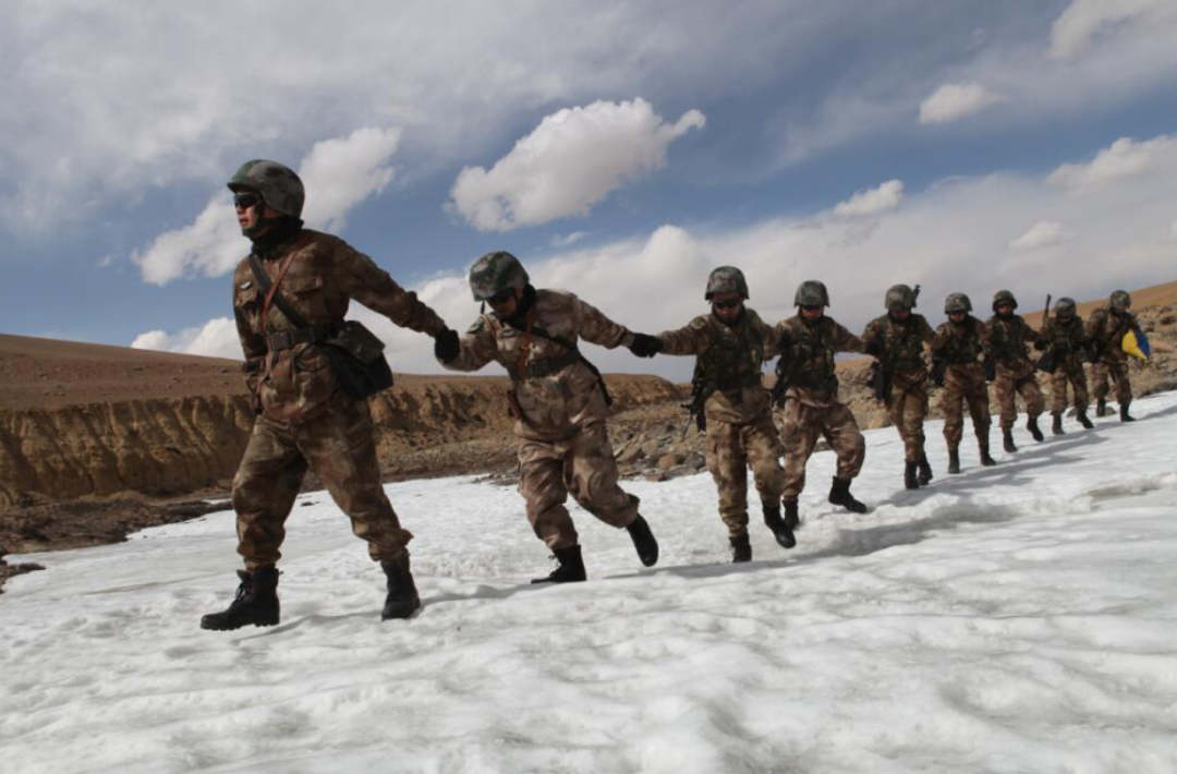 岗巴营的官兵艰难跋涉在冰雪巡逻路上.孙进军 摄