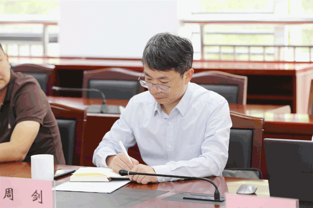 市检察院研究室主任周剑,市公安局内保支队副队长万元鸣,市委政法委