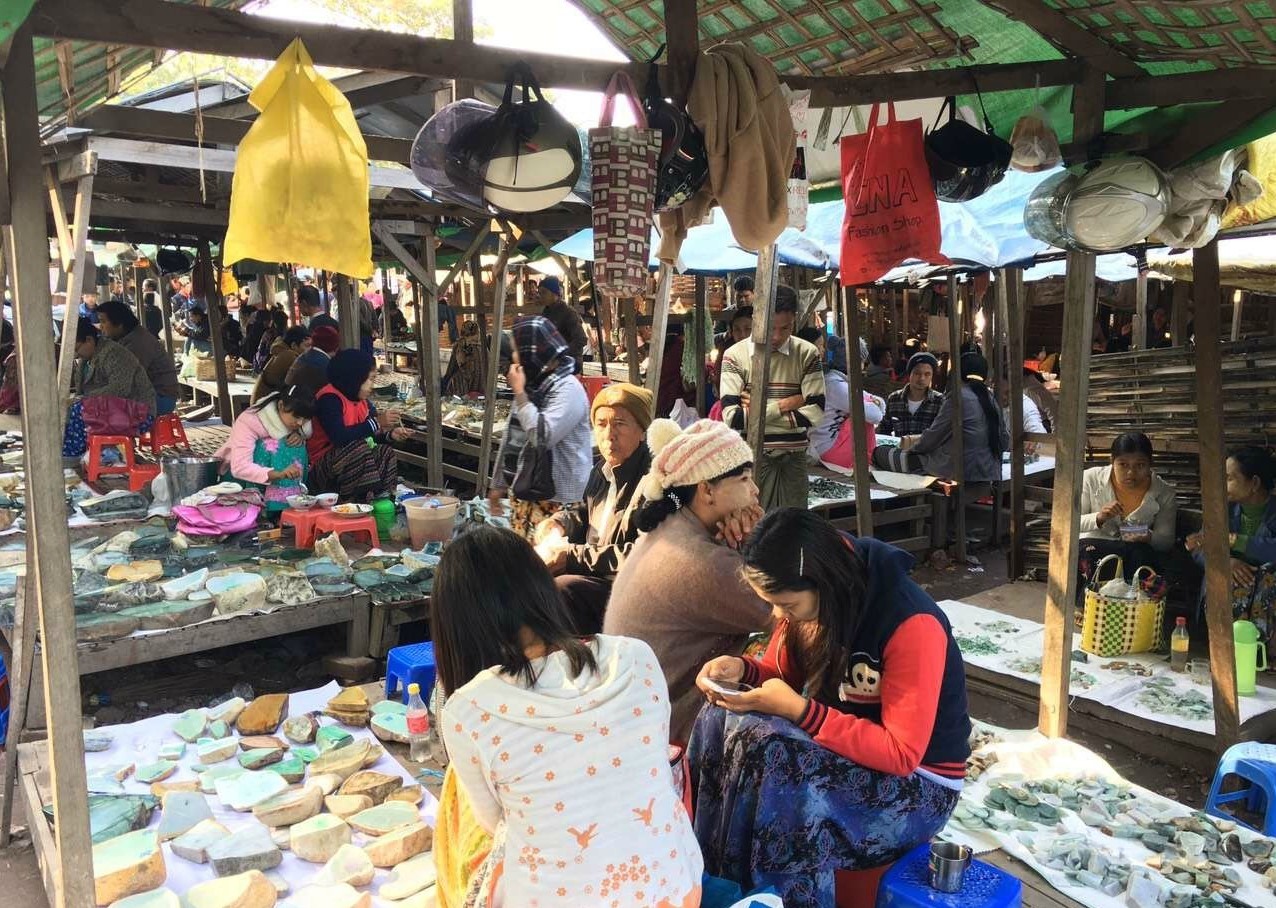 位于缅甸曼德勒玉石矿区的角湾市场