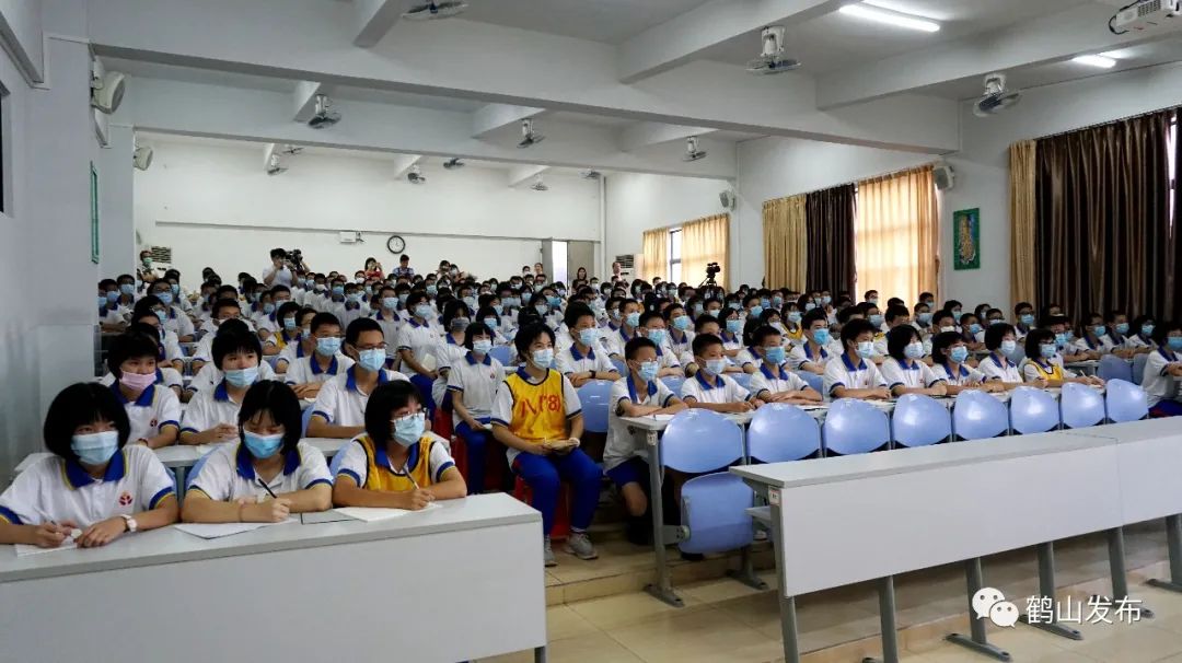 9月17日,市教育局在沙坪中学举行了"网络安全进校园"活动,引导在校