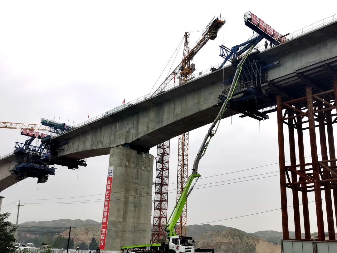 新建中兰客专靖远黄河特大桥主桥首个边跨合龙段浇筑完成