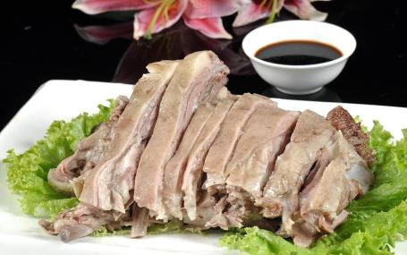 把上面三样调和到一起倒上热气腾腾的奶茶 就是裕固族特色美食之一