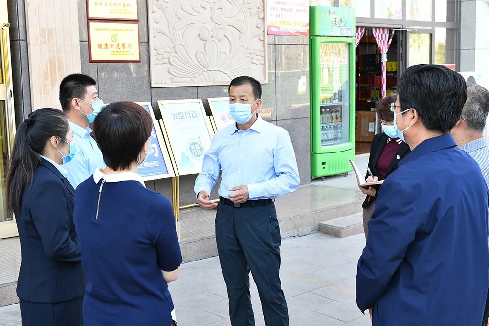 哈密市委书记李成辉调研疫情防控监测预警机制运行情况时强调把监测