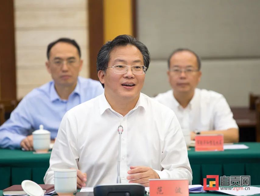 绿城控股集团董事长夏一波等企业家作了发言,详细介绍了各自企业战略