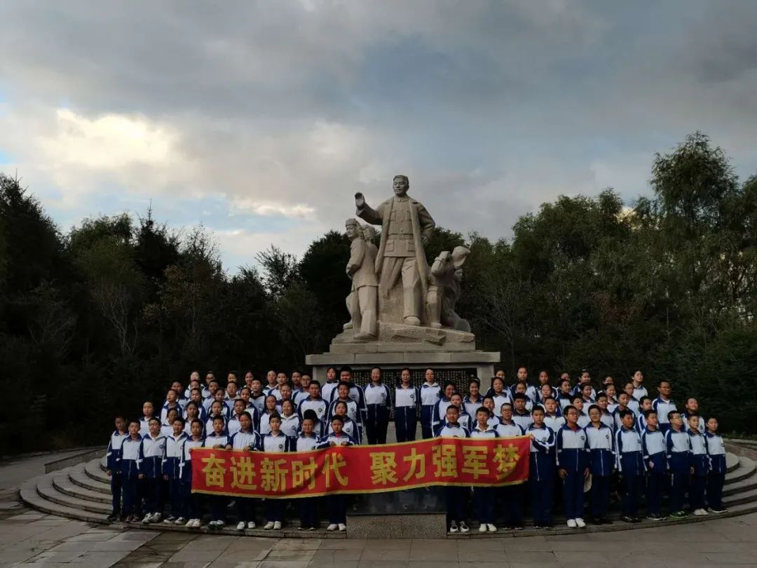 伊美区第八中学学生代表参观伊春市国防教育一条街