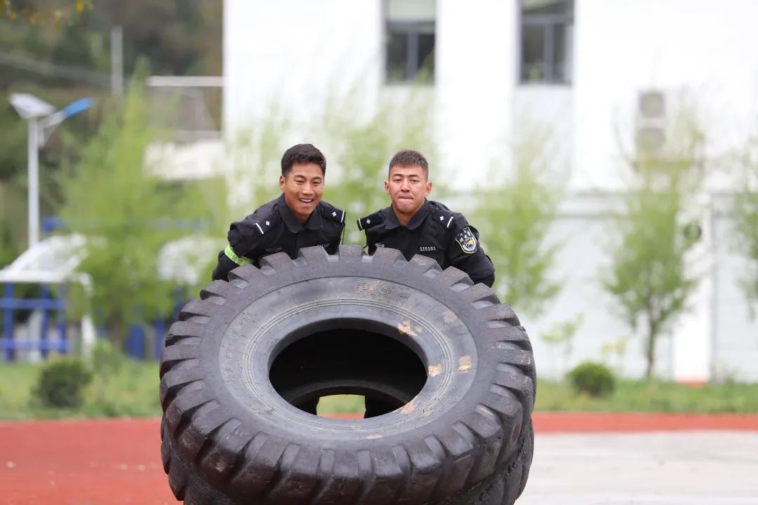 太硬核特警個個身懷絕技今天的演練堪比動作大片