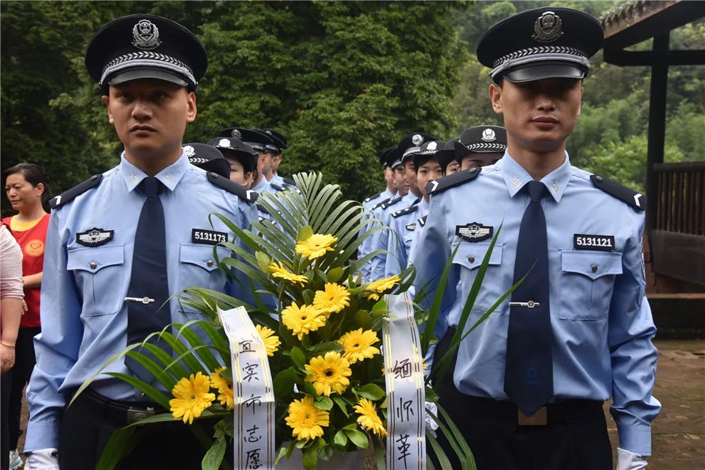 默哀融注着浓浓的缅怀情在英雄的故土身着一席藏蓝的我们这一天向英雄