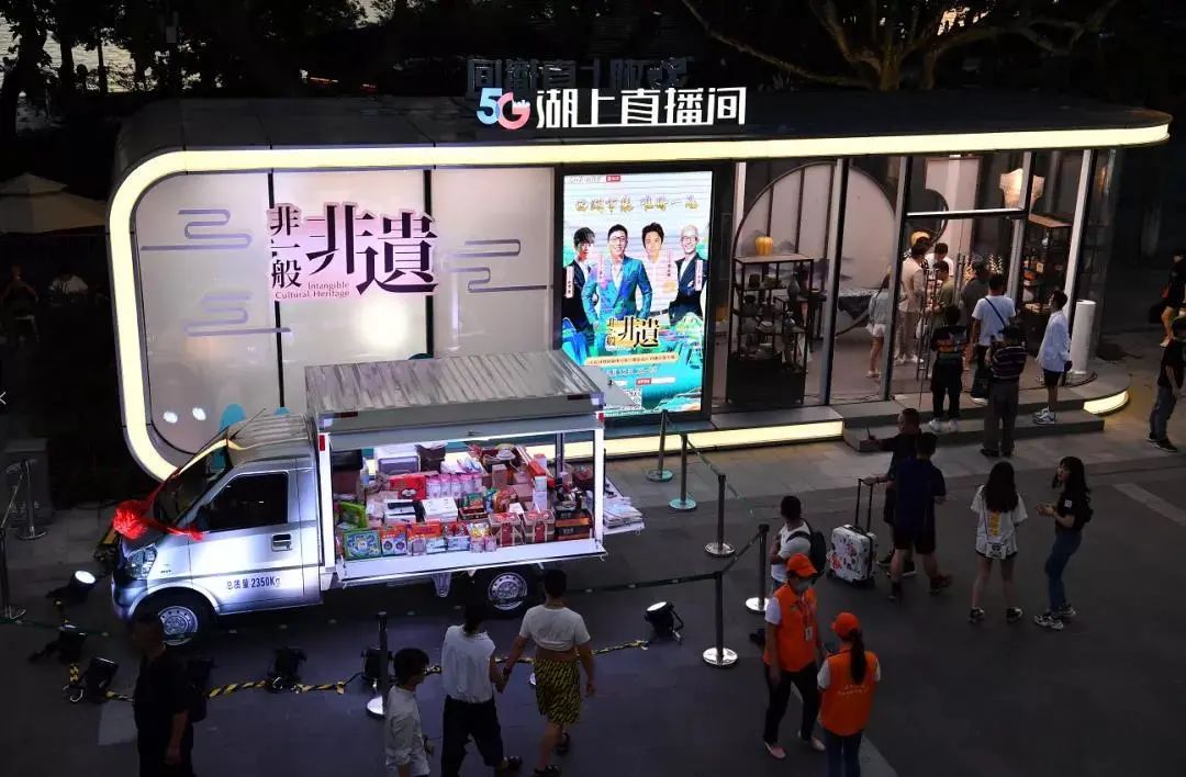 湖滨步行街探索"直播经济",全国首个地标性户外5g直播间"湖上直播间"