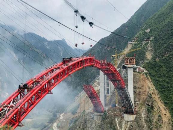 大干100天武九高速尖山沟大桥右幅合龙