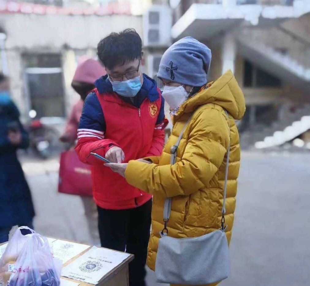 大学生志愿者高宇辰为打赢疫情防控阻击战奉献一份青春力量