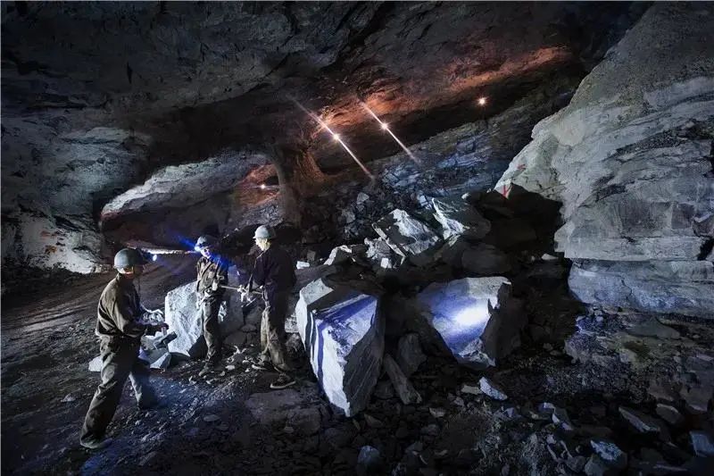 苍南县融媒体中心专题片矿硐探秘揭开地下三百万立方矿硐奇观神秘面纱