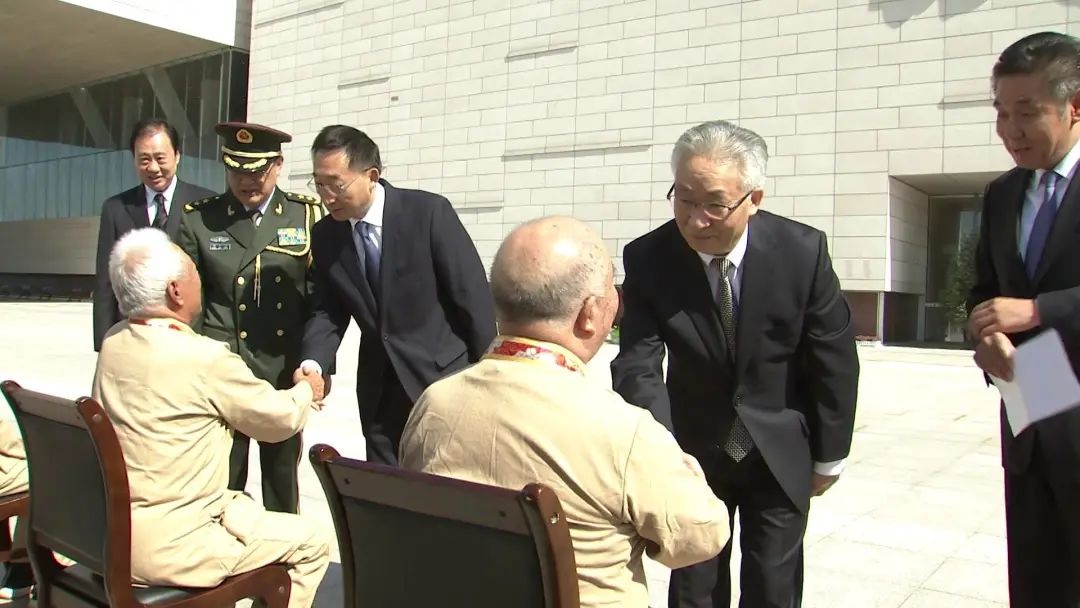 仪式开始前,张国清,刘宁,夏德仁,缪文江亲切慰问了志愿军老战士,与