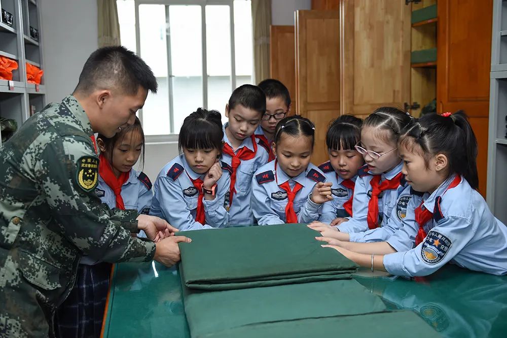 全民国防教育日小学生进军营接受国防教育