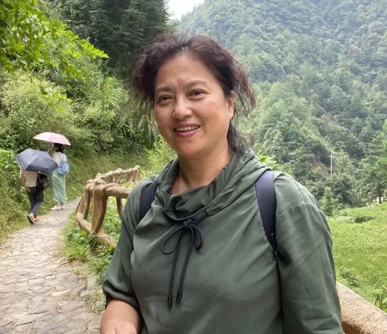 农工党副主委郑丽芳做一个传播理念传授本领传送真情的使者